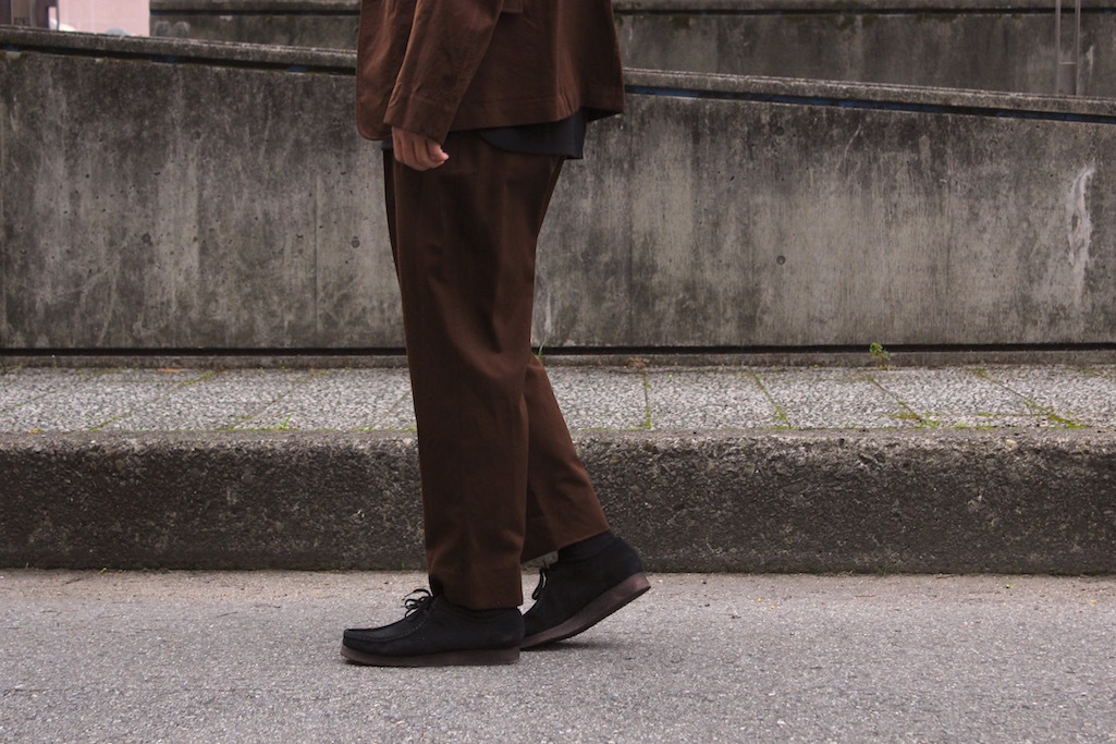 comoli コモリ　ウールギャバ2タックパンツ　BrownMARKAWARE